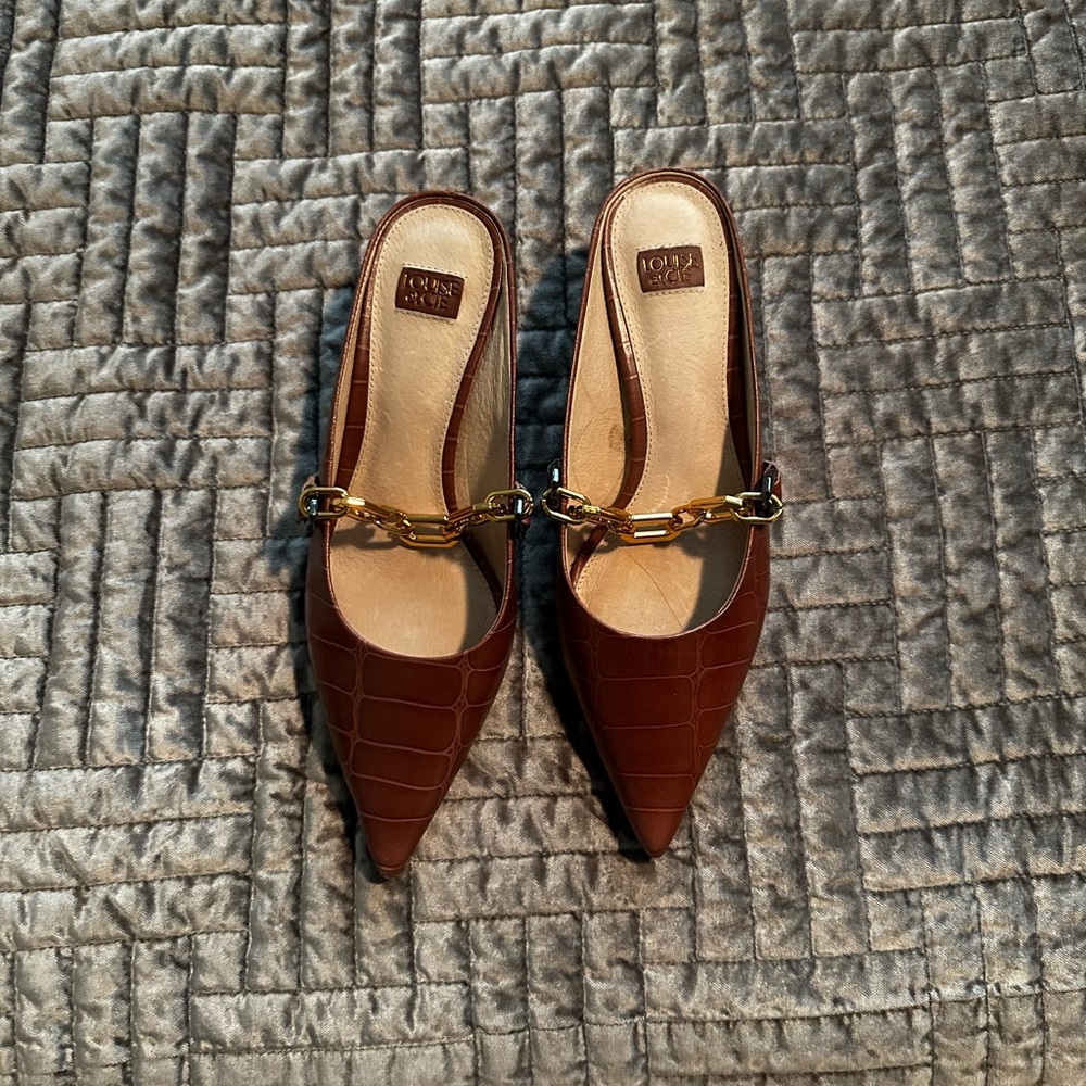 Tan Heels with chain!